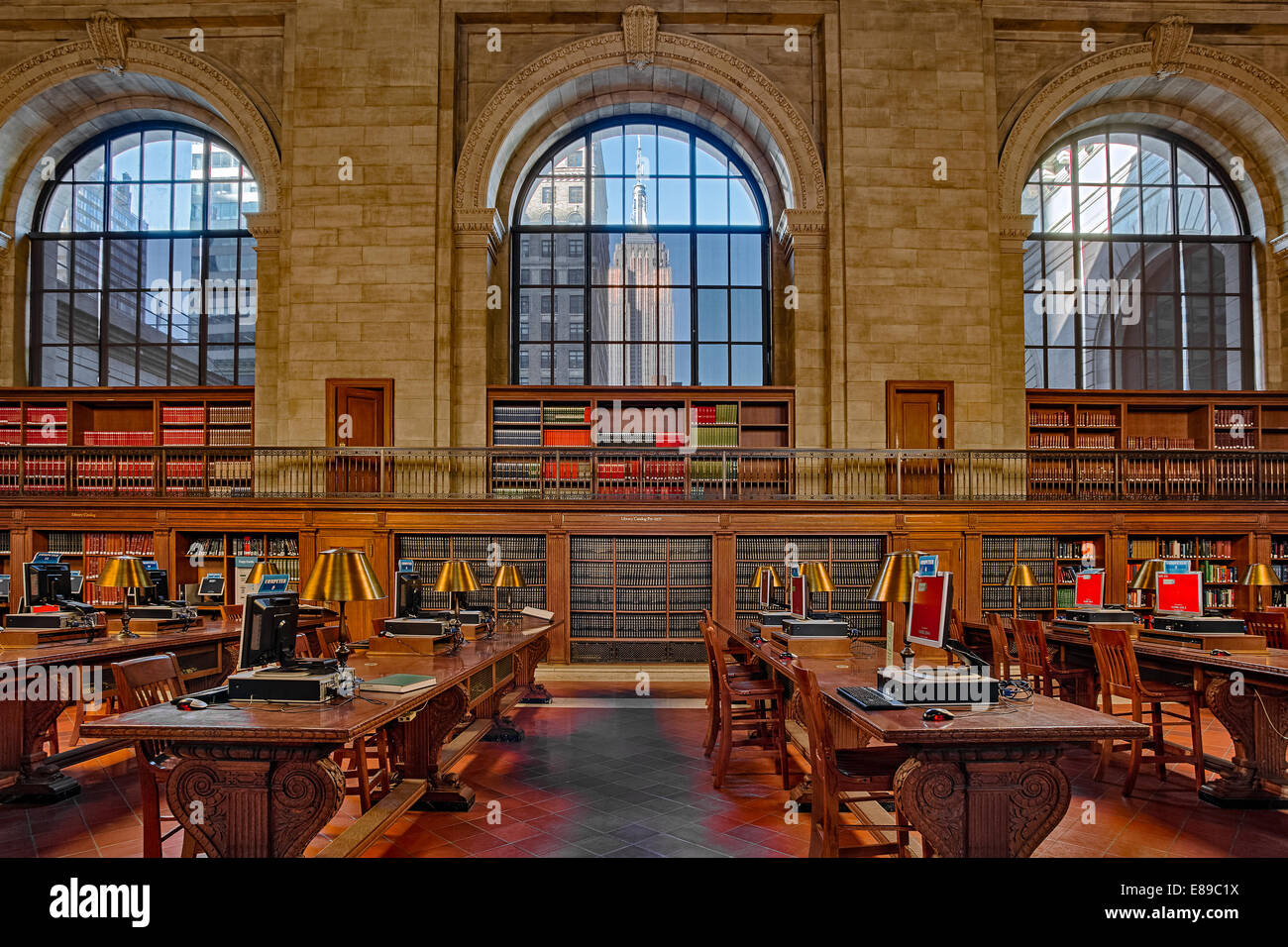 Vista dell'Empire State Building dall'interno della Stephen A. Schwarzman Building a cui si fa comunemente riferimento come la Biblioteca Pubblica di New York in New York City. Foto Stock