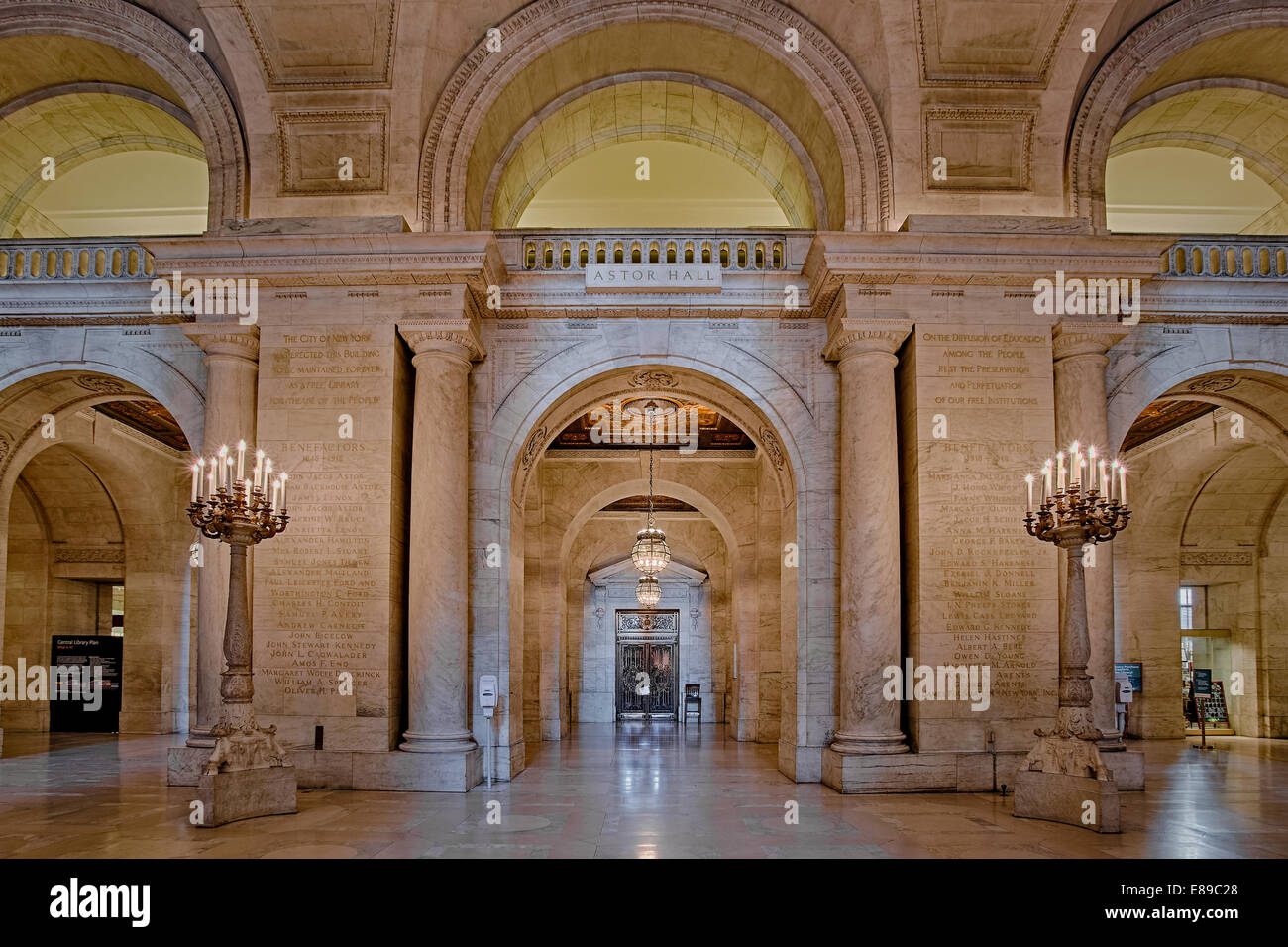 Il Beaux-Arts pietra miliare nazionale della Stephen A. Schwarzman Building entrata principale denominata Astor Hall, che è comunemente noto come il ramo principale della Biblioteca Pubblica di New York. Foto Stock