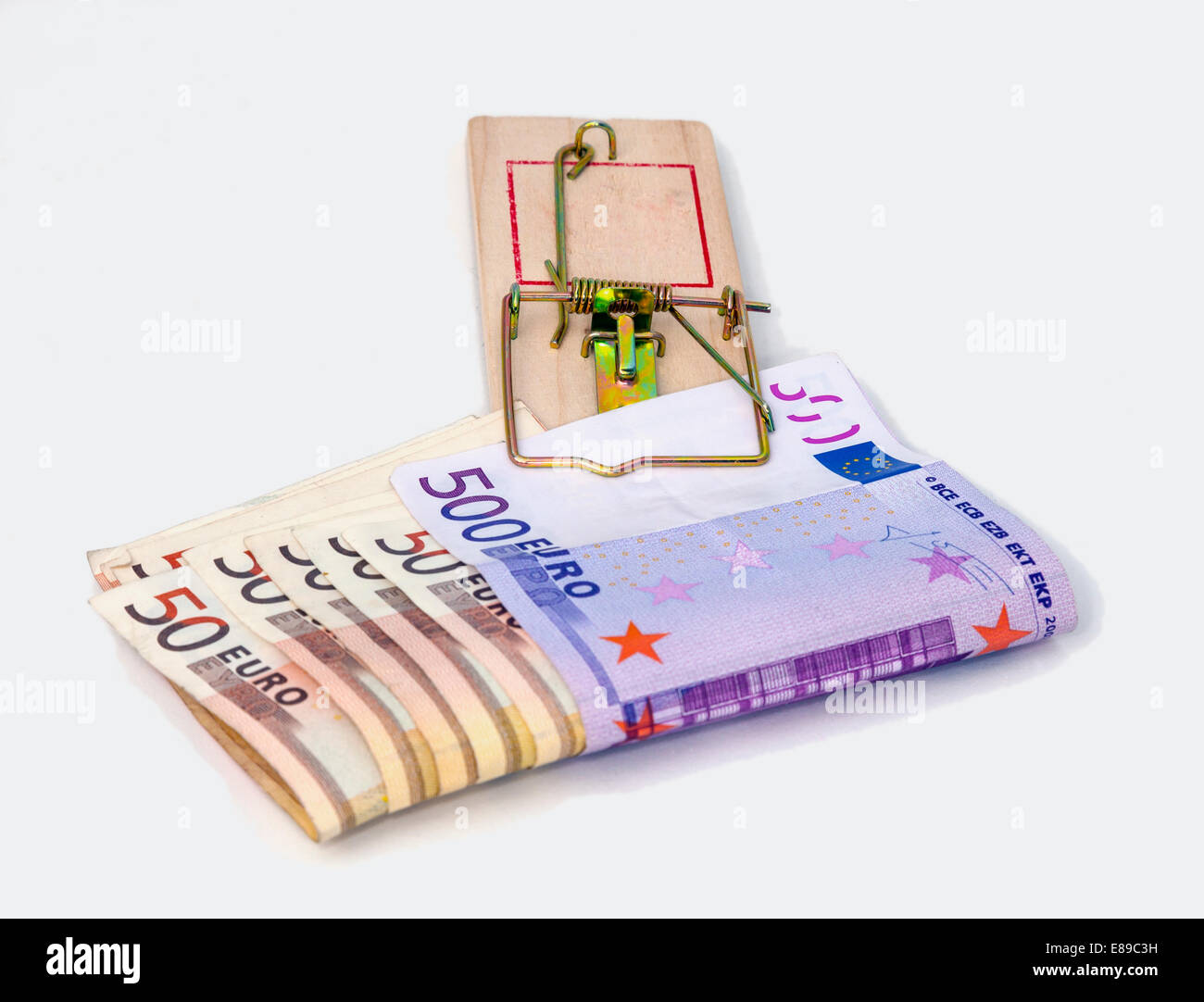 Le banconote in euro nella trappola del mouse Foto Stock
