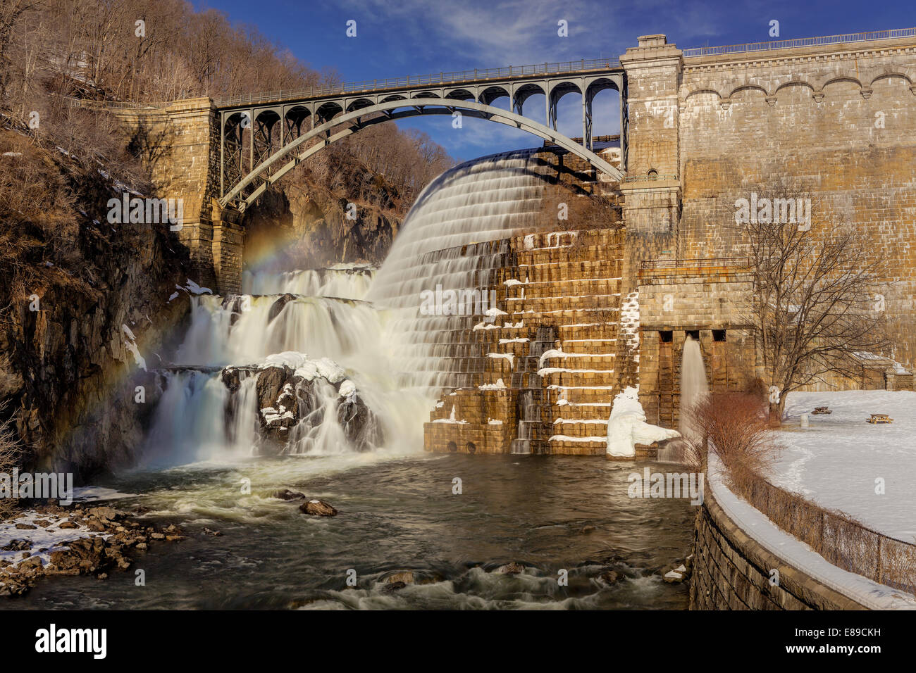 Nuovo Croton Dam cascata conosciuta anche come la Diga di Cornell durante un inverno freddo pomeriggio con un arcobaleno sopra le cascate. Alla diga è stato finalizzato nel 1906 ed è situato nella contea di Westchester. È parte della città di New York sistema di approvvigionamento di acqua. Foto Stock