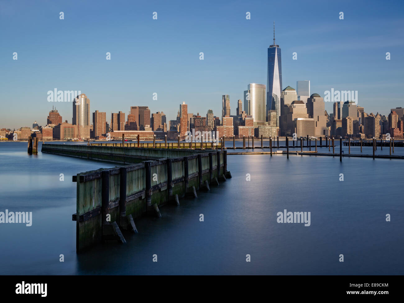 New York City Financial District skyline con One World Trade Center a cui si fa comunemente riferimento come la libertà Torre. Foto Stock