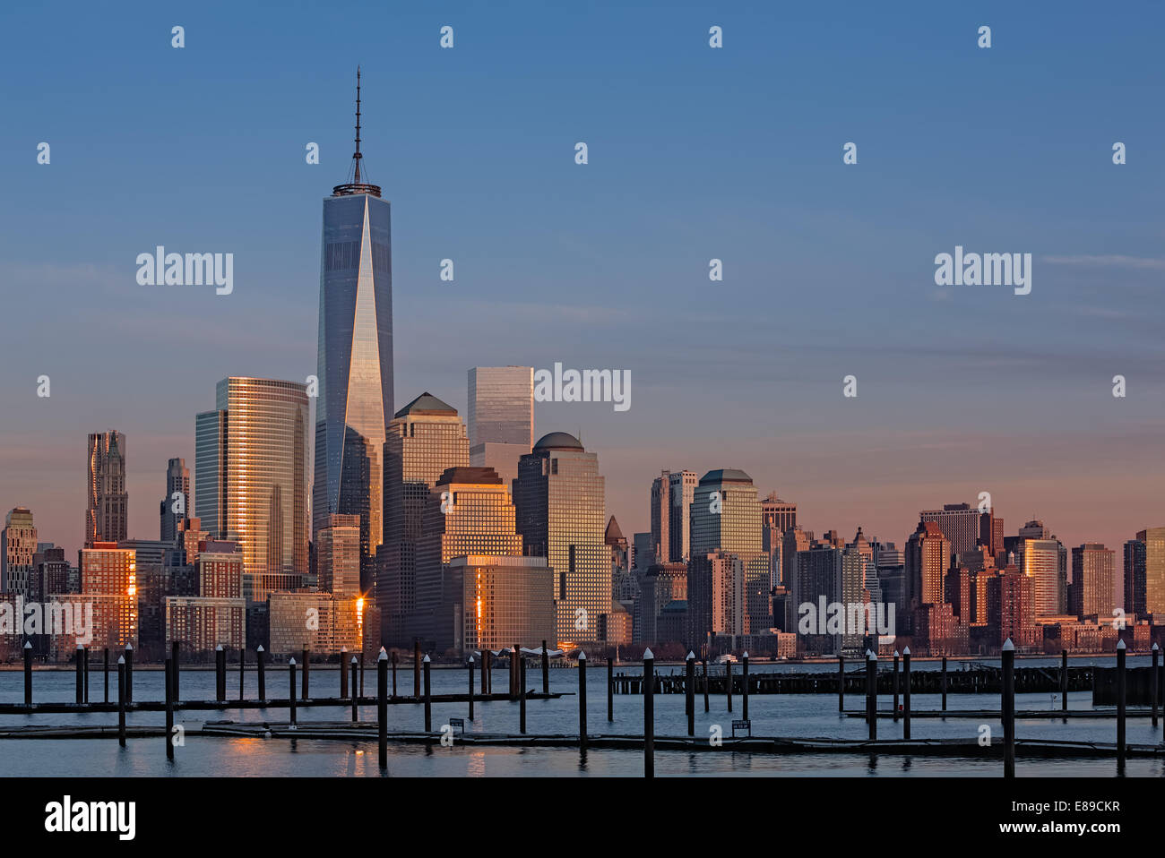La parte inferiore di Manhattan skyline di New York City durante il tramonto visto da davanti al Fiume Hudson con One World Trade Center Foto Stock