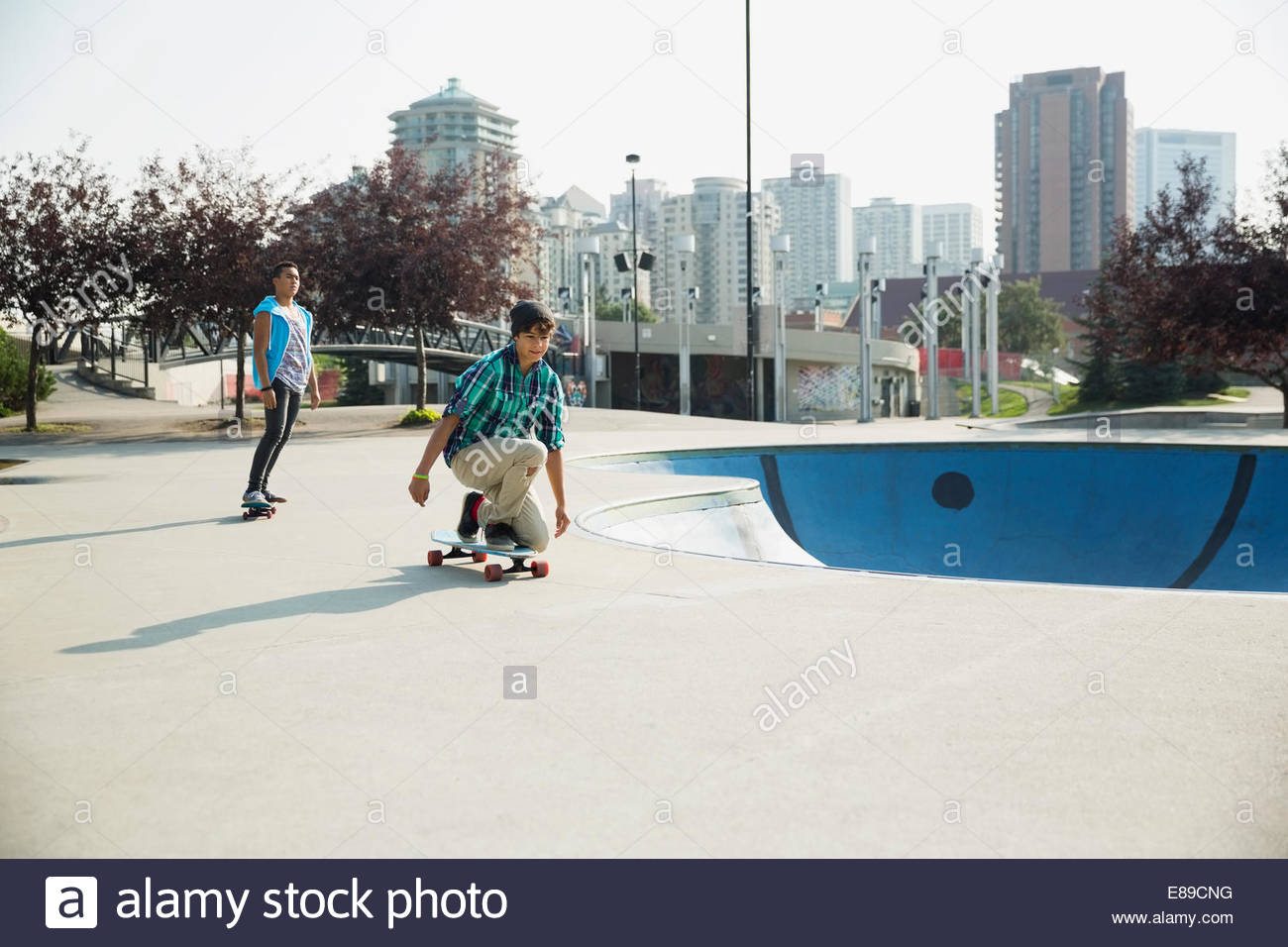 Ragazzi adolescenti a skateboard skateboard park Foto Stock