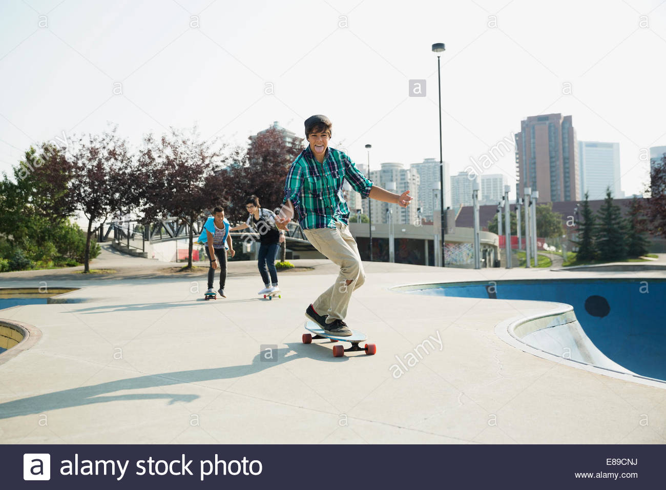 Ragazzi adolescenti a skateboard skateboard park Foto Stock