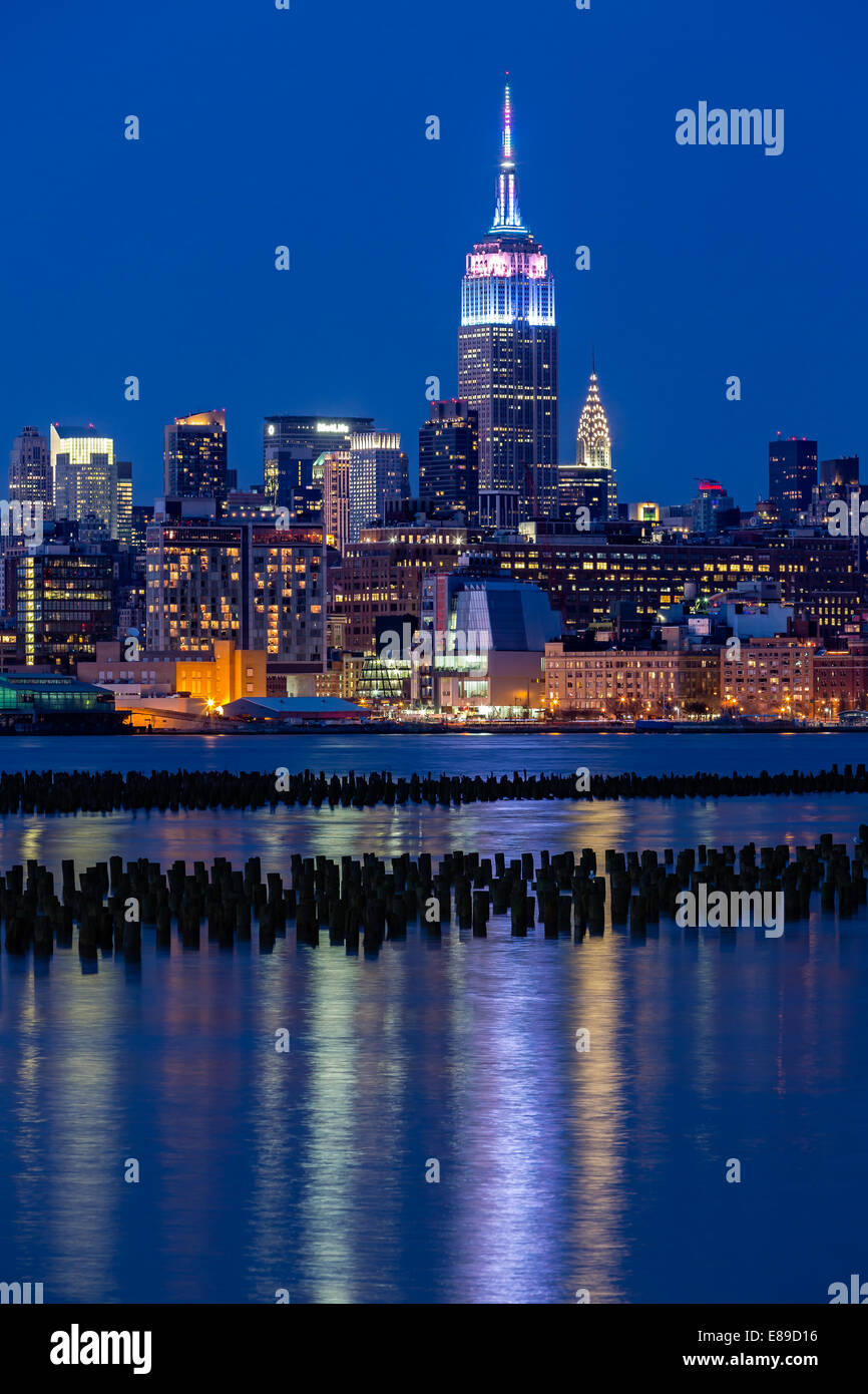 Empire State Building si illumina per contrassegnare le vacanze di Pasqua in pastello, sfuma i colori, durante le ore di colore blu al crepuscolo. Foto Stock