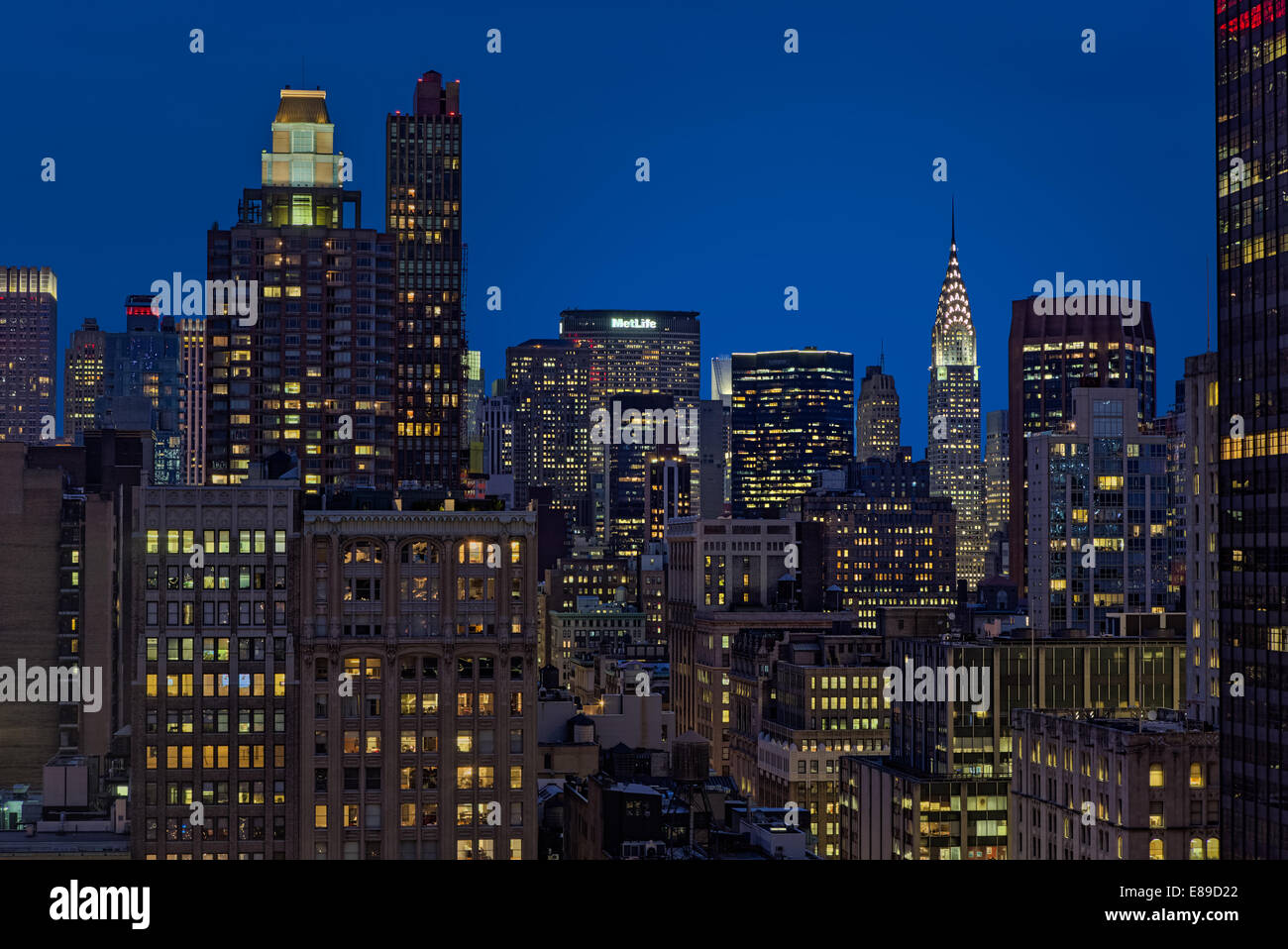 Il Chrysler Building e il Met Life Building insieme con altre città di New York skyline durante il blu ora del crepuscolo. Foto Stock