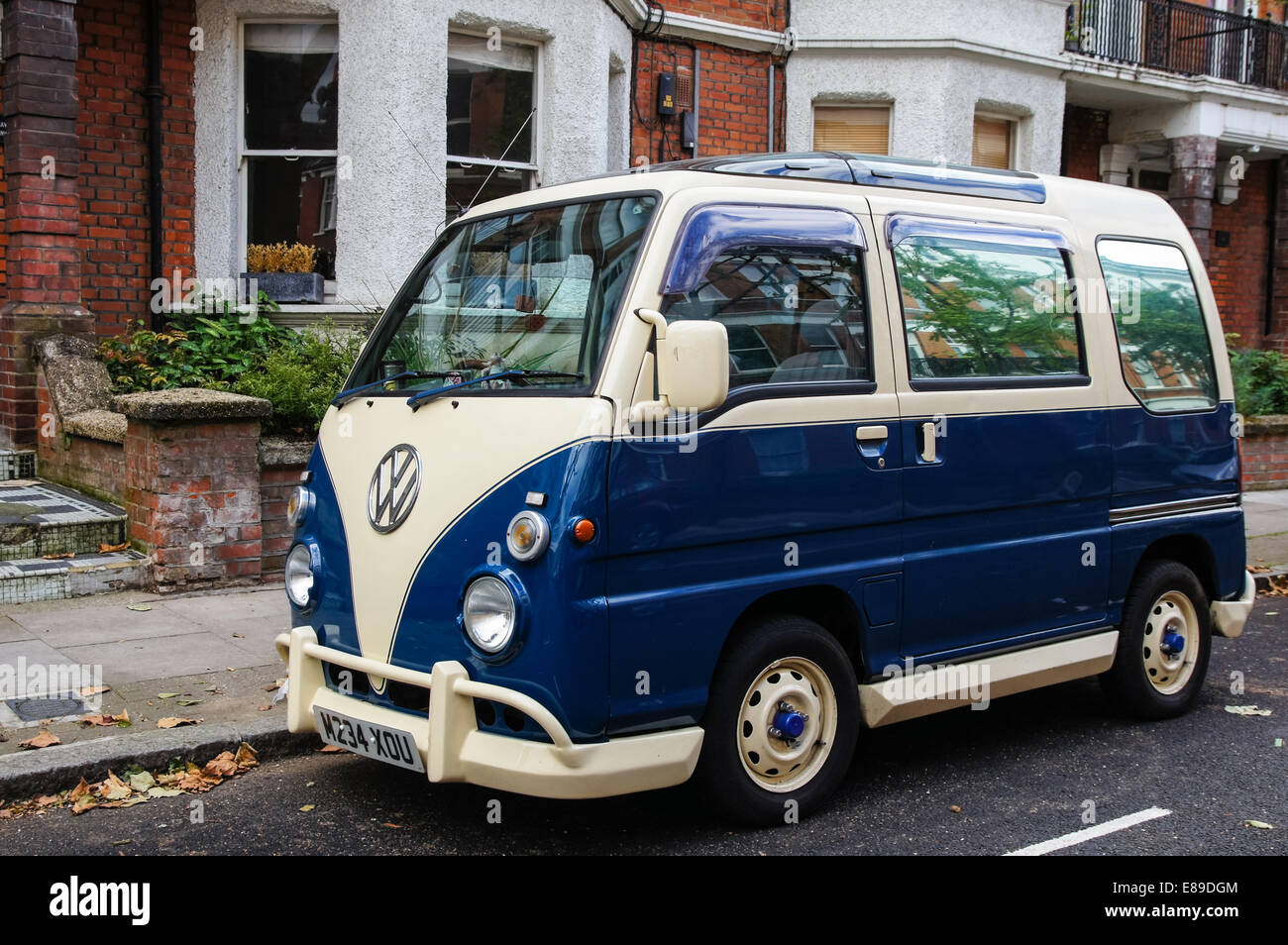 Volkswagen van parcheggiato in zona residenziale in Londra England Regno Unito Regno Unito Foto Stock