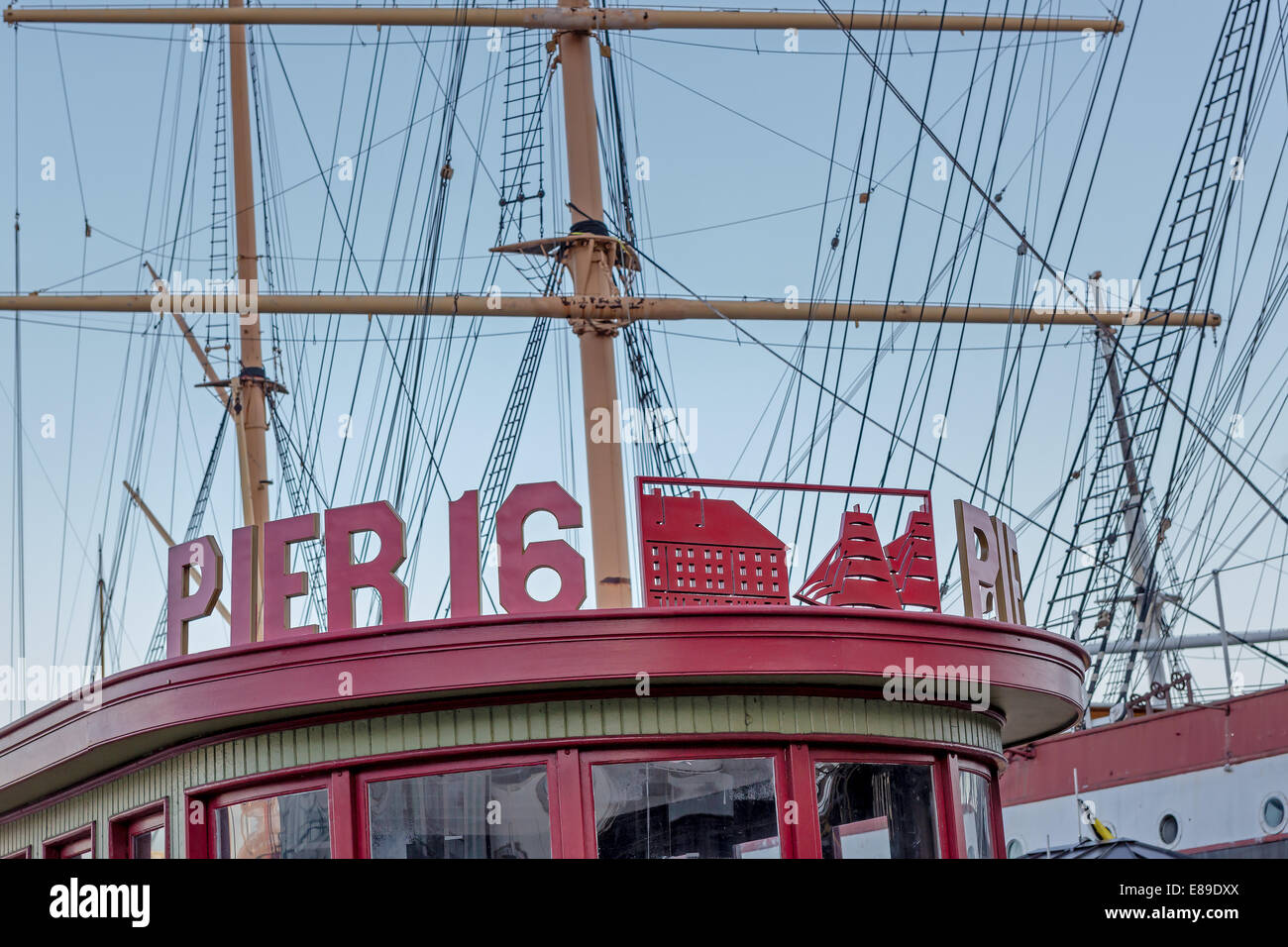 Pier 16 situato nella parte storica di South Street Seaport in Lower Manhattan con tall ships in background. Foto Stock