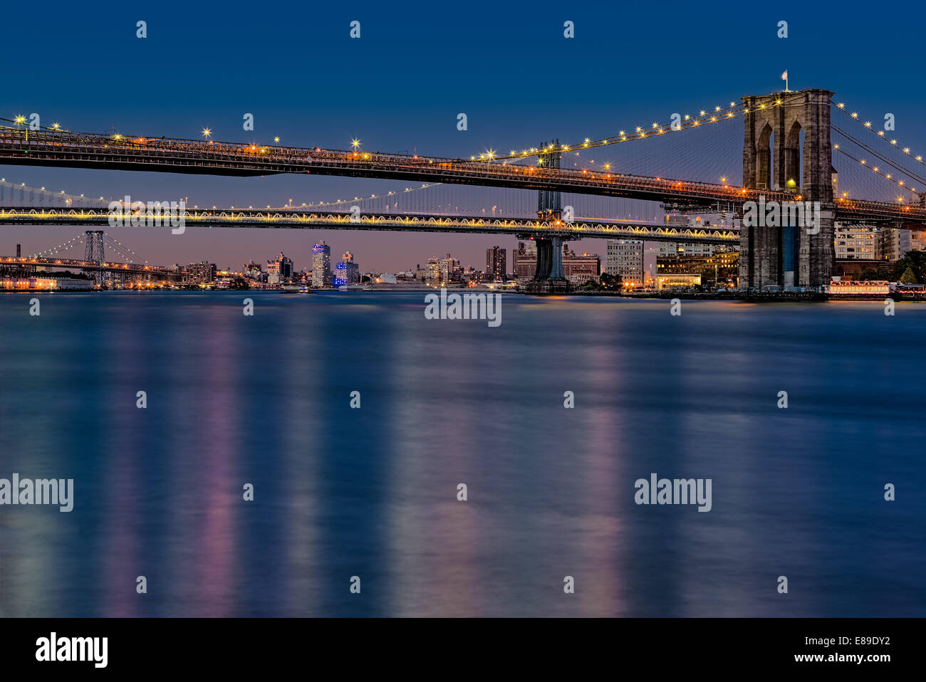 Vista serale della città di New York iconici Brooklyn, Manhattan e Williamsburg Bridge. Foto Stock