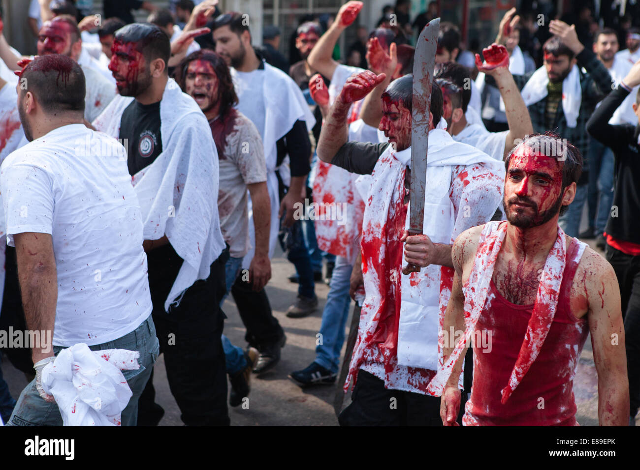Musulmani sciiti contemplati nel loro proprio sangue commemorare il giorno di Ashura e prendere parte in auto-flagellazione in Nabatieh, Libano. Foto Stock