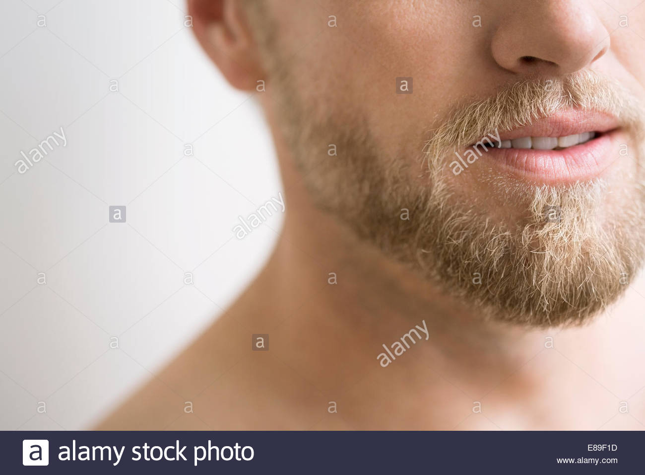 Close up di uomo con barba bionda Foto Stock