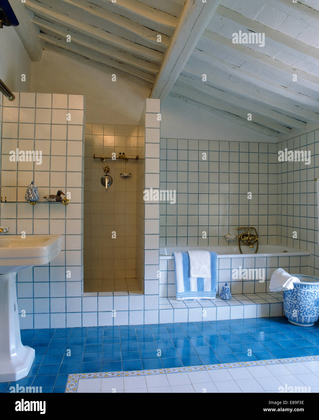 Il blu acquamarina pavimento piastrellato in moderno bianco toscano in  piastrelle bagno con dipinti di bianco travi a soffitto Foto stock - Alamy