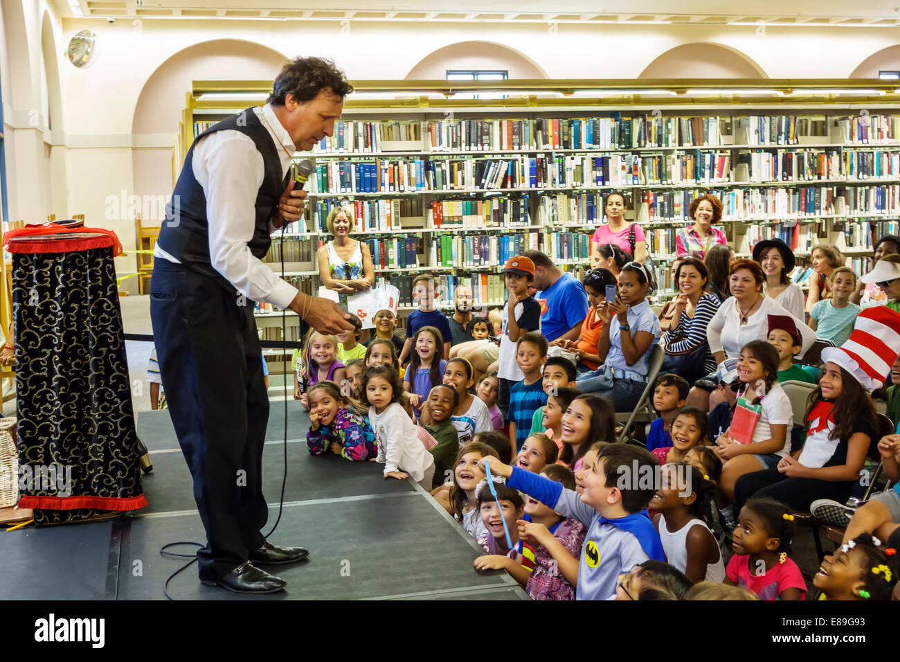 Miami Florida,Miami-Dade Public Library,Annual International Art of Storytelling Family Festival,free interior,mago,man men maschio,performing,speaki Foto Stock