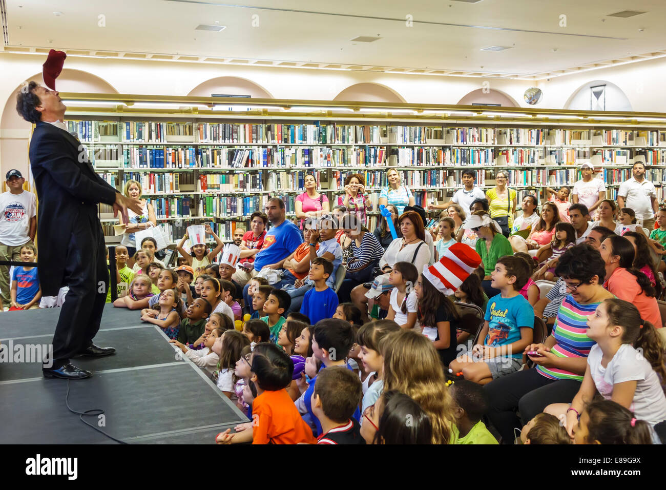 Miami Florida,Miami-Dade Public Library,Annual International Art of Storytelling Family Festival,free interior,mago,man men maschio,performing,speaki Foto Stock