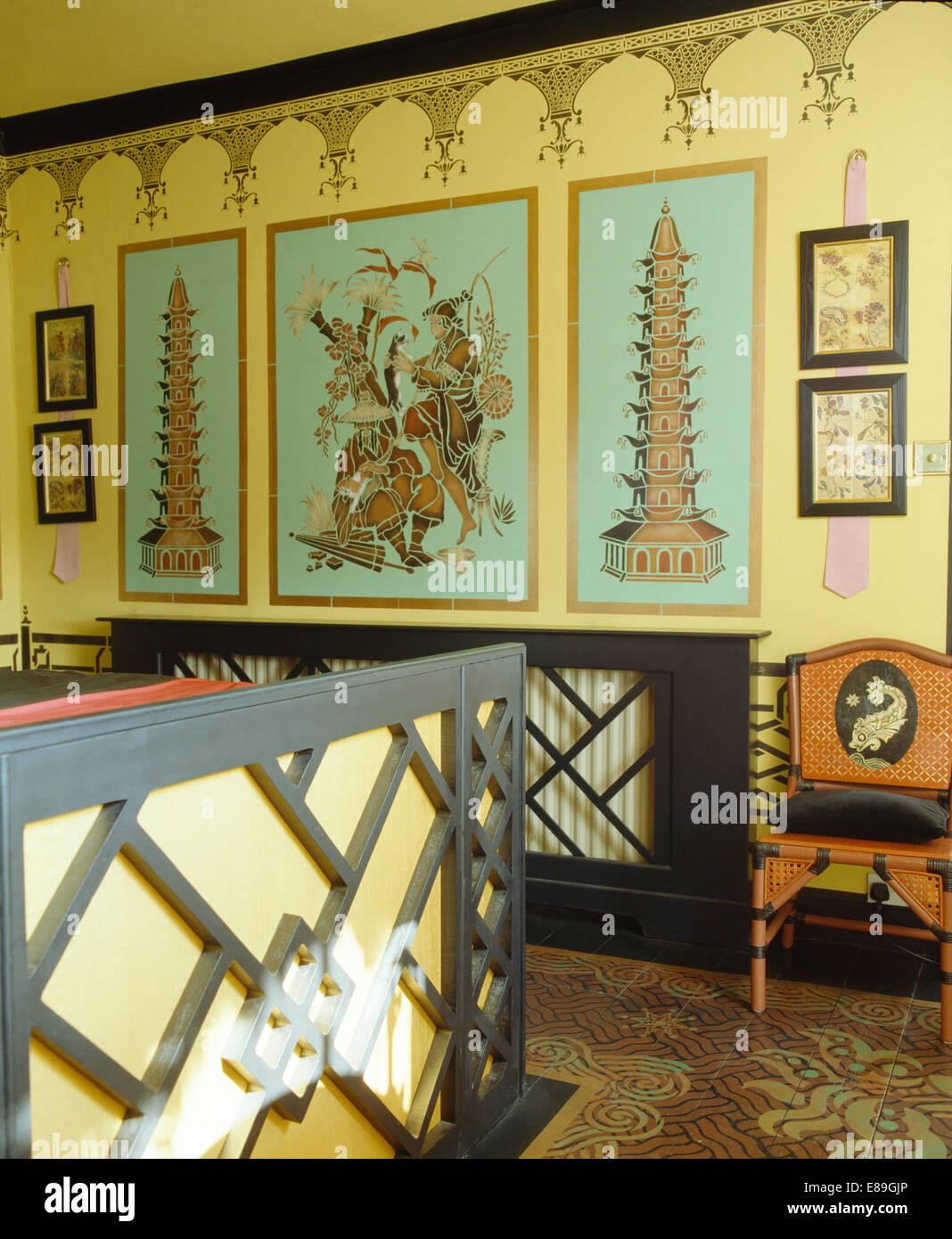 La pagoda cinese e figure dipinte sulle pareti stampata in camera da letto con letto dipinte Foto Stock