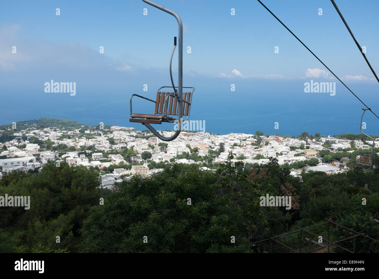 Sedia vuota su dalla Seggiovia per Monte Solaro, Capri Foto Stock