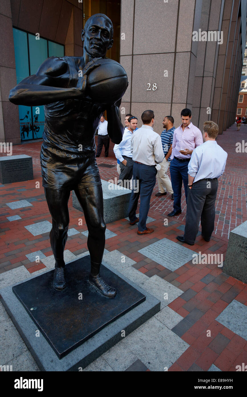 Gli impiegati si prendono una pausa al di fuori, accanto a una statua di Boston Celtics giocatore di basket Bill Russell, governo Center di Boston Foto Stock