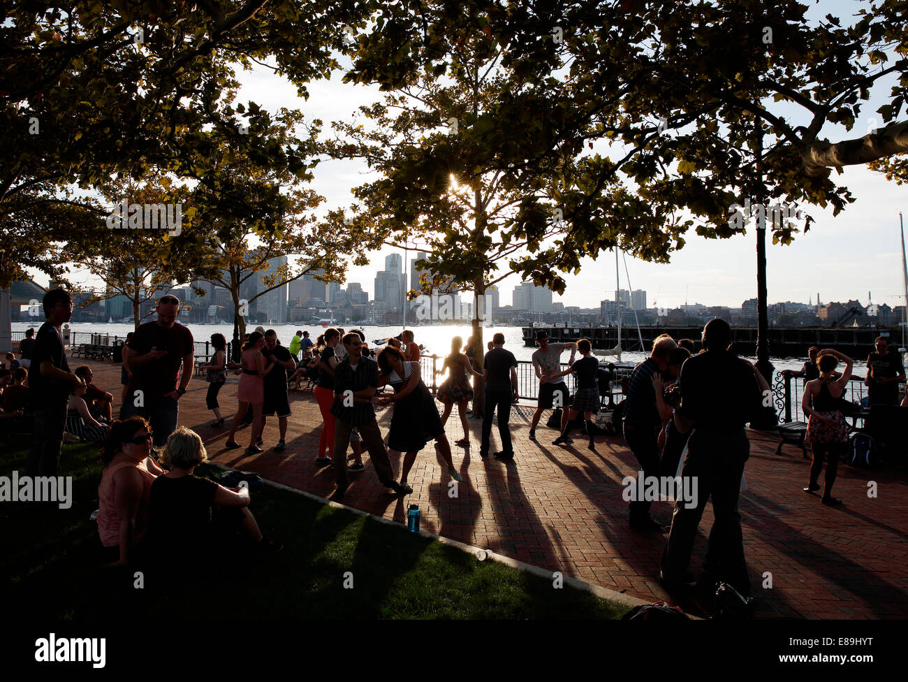 Un gruppo di persone ballare swing in Piers Park, Boston, Massachusetts, STATI UNITI D'AMERICA Foto Stock