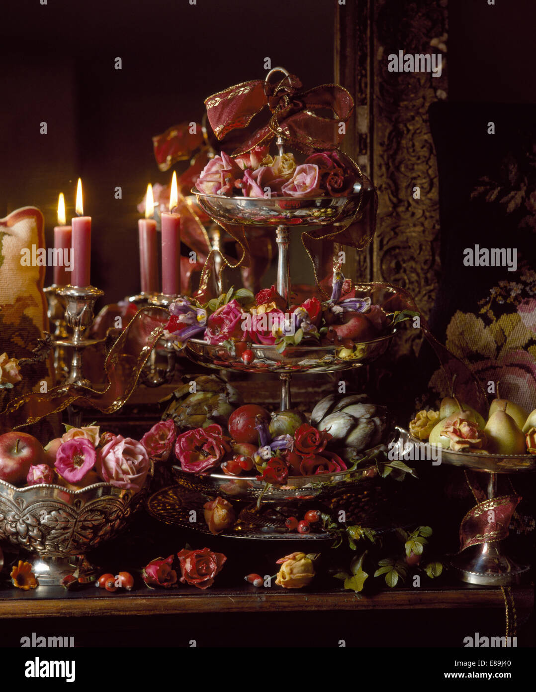 La decorazione floreale con candele Foto Stock