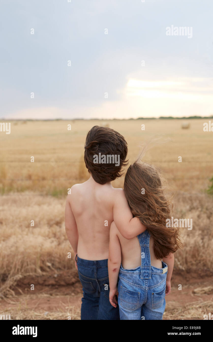 Un ragazzo e una ragazza che si affaccia su Campo paese Foto Stock