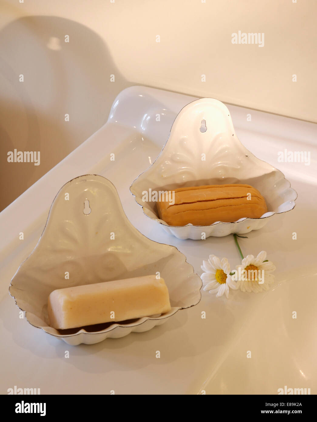Close up di sapone in smalto bianco soapdishes Foto Stock