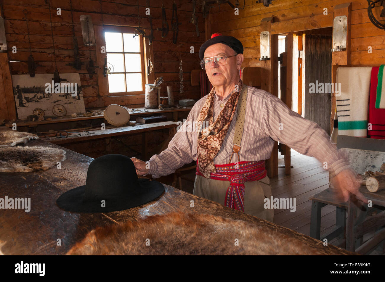 Elk203-6447 Canada, Alberta, Calgary, l'Heritage Park Historical Village, Hudson's Bay Trading Co, storico re-enactor Foto Stock