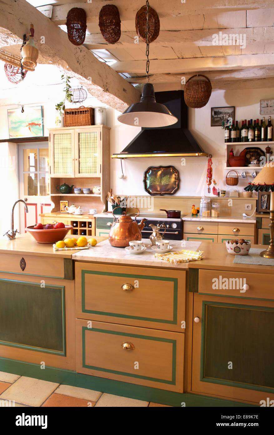 Nero luce pendente al di sopra di marmo blocco di spacco sulla isola di unità in cucina di paese Foto Stock