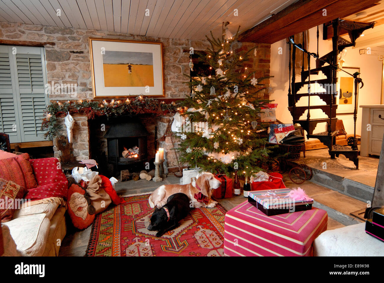 Cani Su Un Tappeto Di Fronte Al Caminetto Nel Cottage