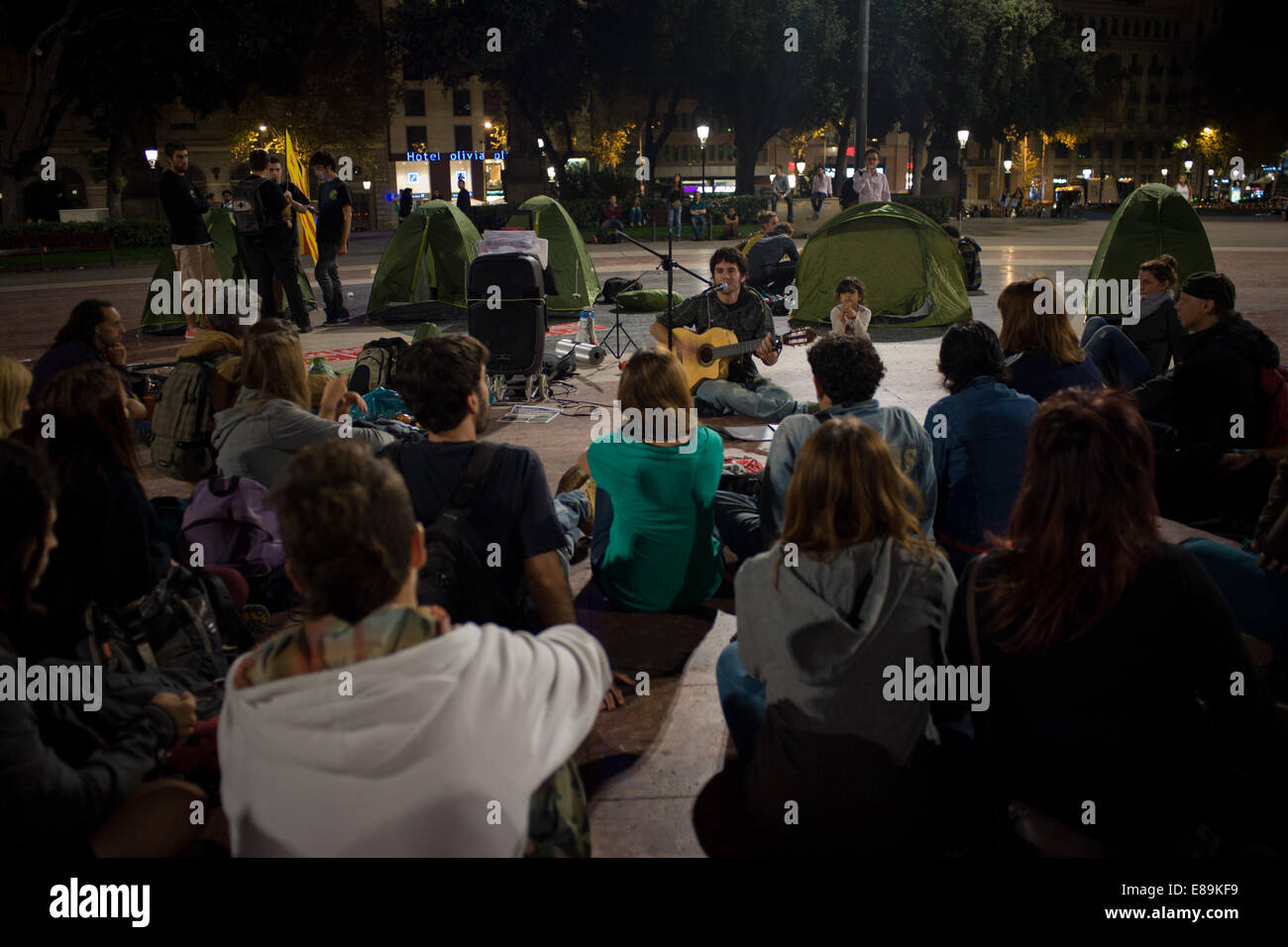 Barcellona, Spagna. Il 2 ottobre, 2014. 2 Ottobre, 2014. Persone di ascoltare un cantante nel centro di Barcellona. Diverse centinaia di gruppi separatisti hanno accampato nel centro di Barcellona a domanda di disobbedienza e realizzare il referéndum independentist prevista per novembre 9. Credito: Jordi Boixareu/ZUMA filo/Alamy Live News Foto Stock