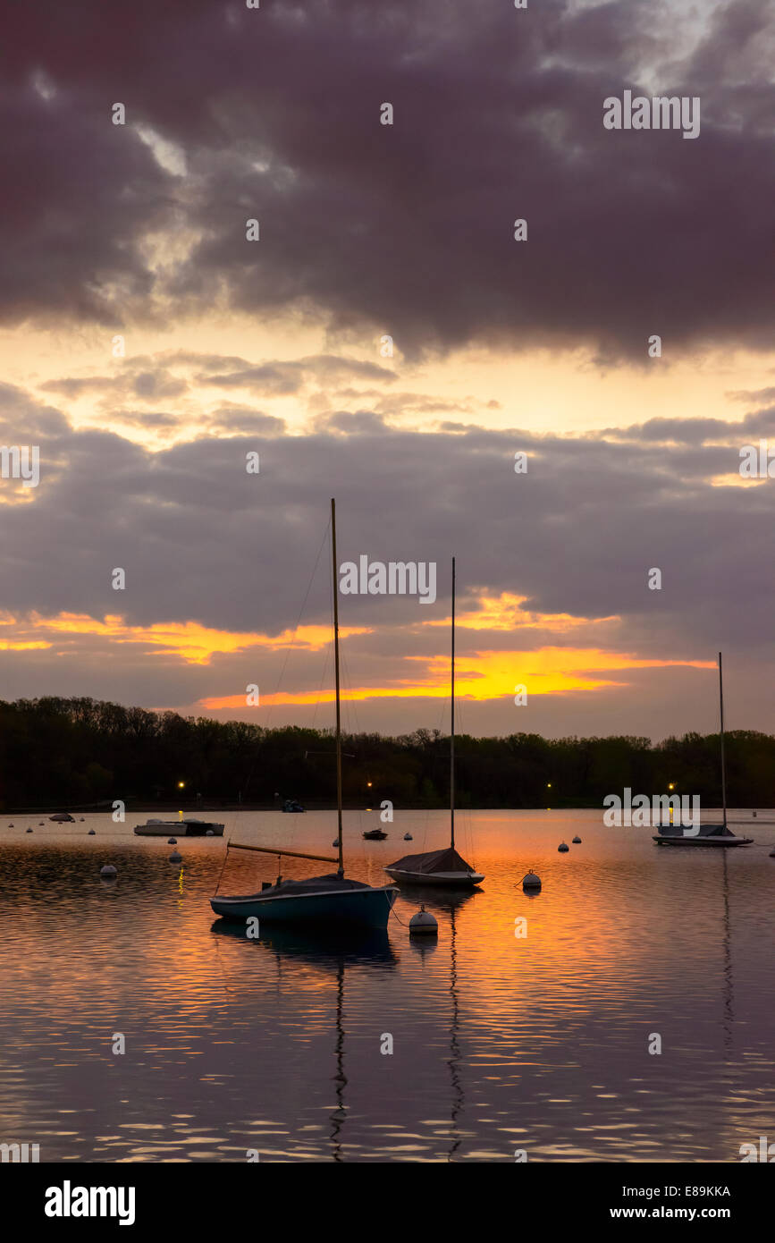 Alba sulle barche a vela sul lago di Harriet. Foto Stock