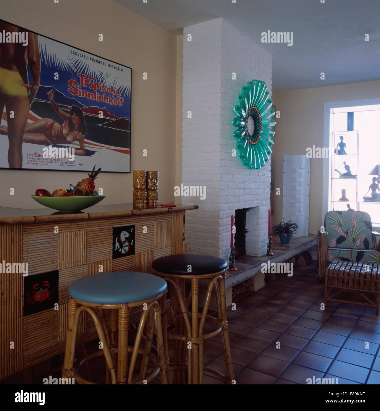 Sgabelli di bambù alla barra di bambù in cinquanta salotto in stile con grandi poster sulla parete gthe Foto Stock