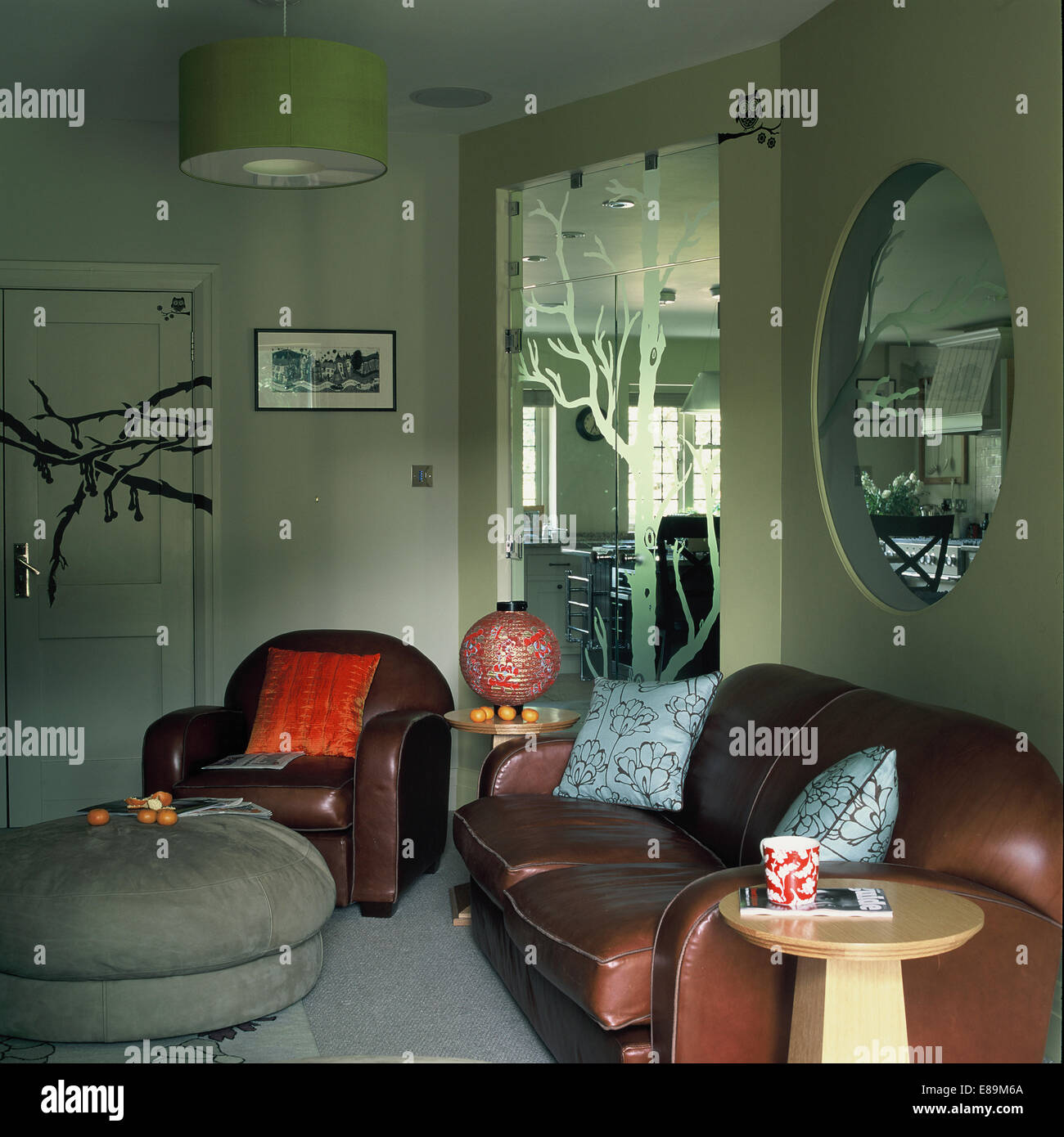 In pelle in stile anni trenta divano e poltrona in retrò la stanza di seduta con specchio inciso e la circolare interna del vetro Foto Stock
