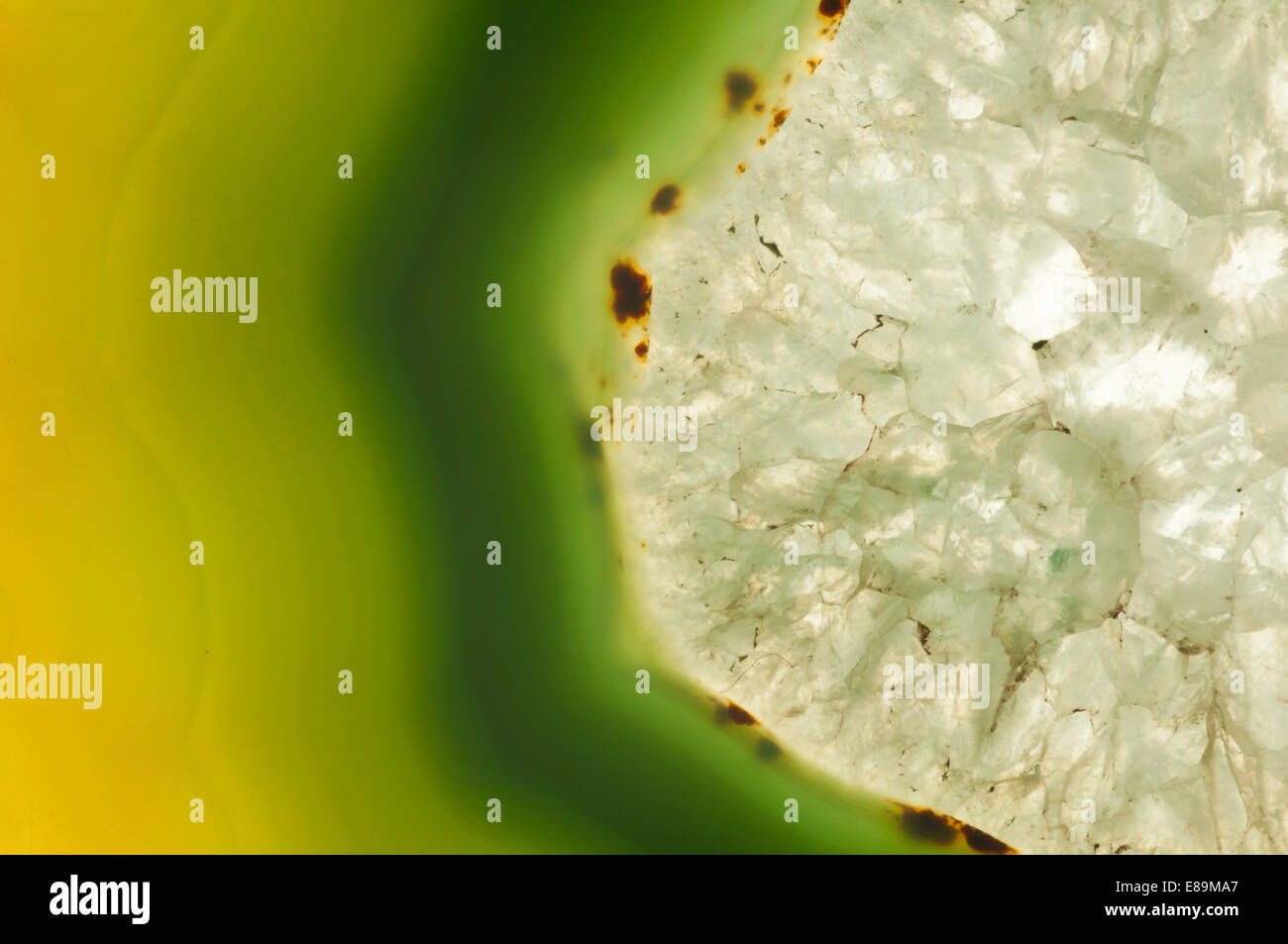Strato sottile di agata verde, retroilluminato Foto Stock