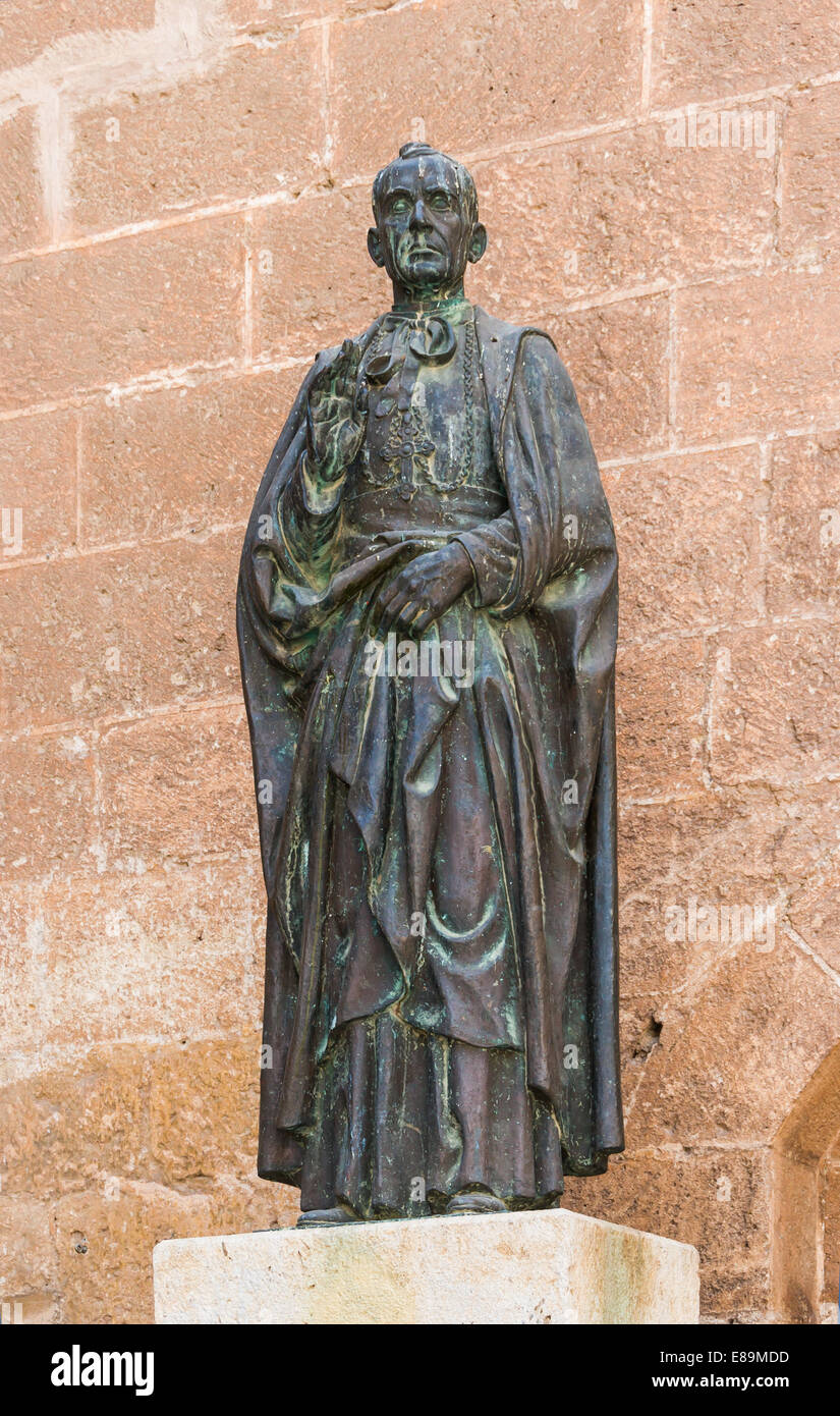 Statua del beato vescovo Diego Ventaja, assassinato dai marxisti all inizio della Guerra Civile Spagnola, Almeria, Spagna. Foto Stock
