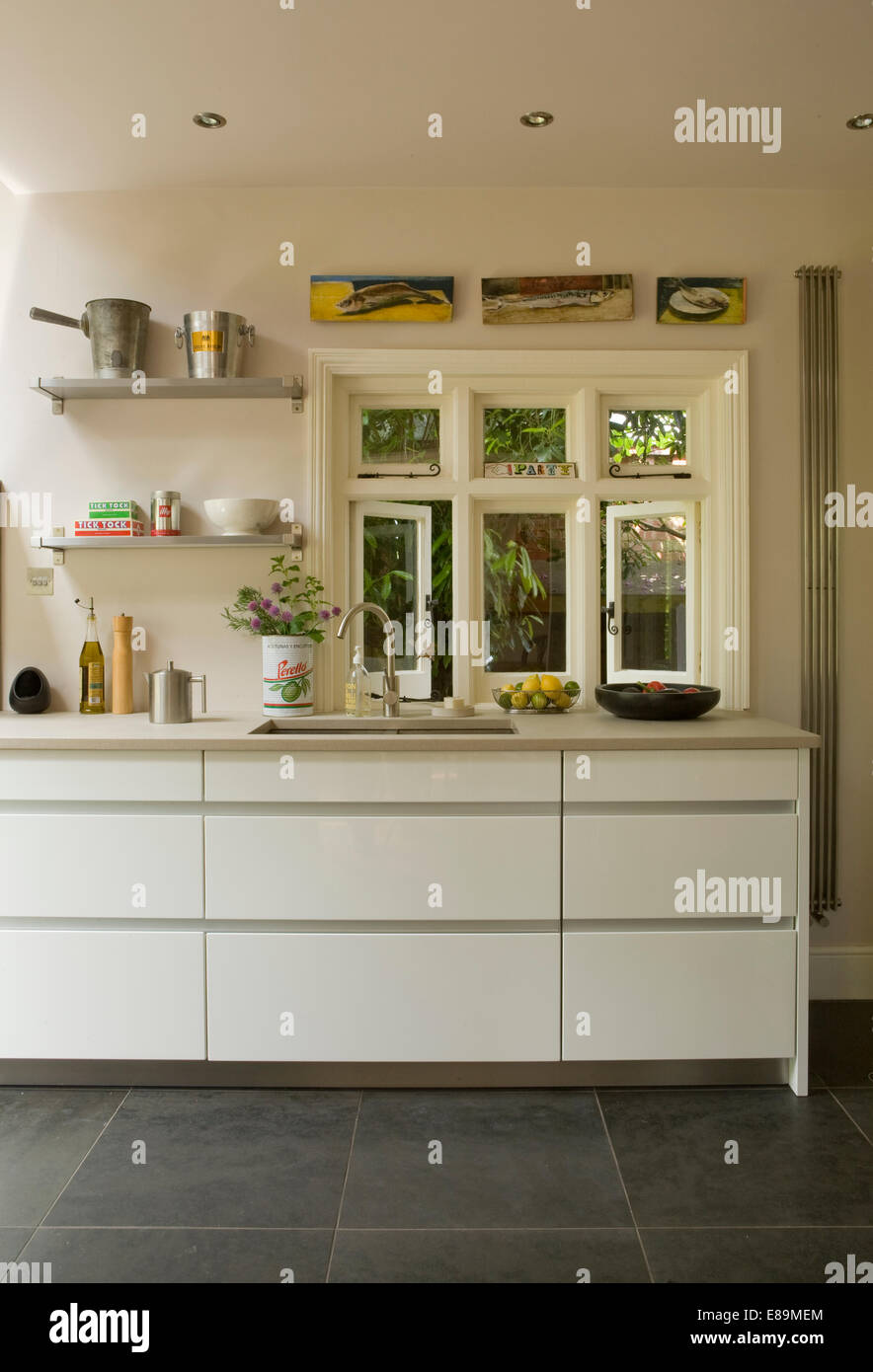 Cucina moderna con il bianco dotato di unità Foto Stock