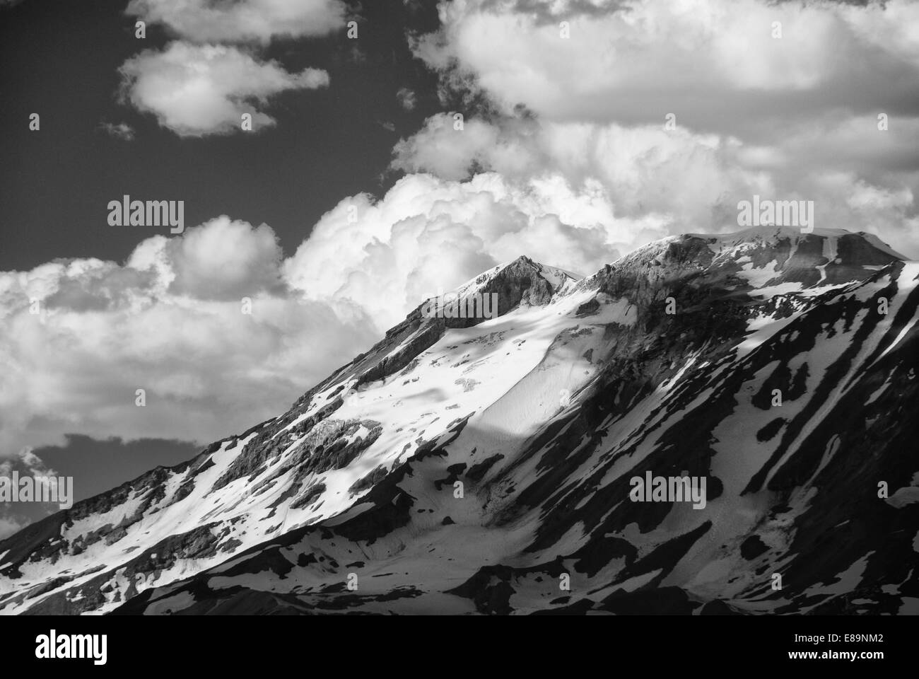 Foto a infrarossi del Monte Adams, Washington, con nuvole. Foto Stock