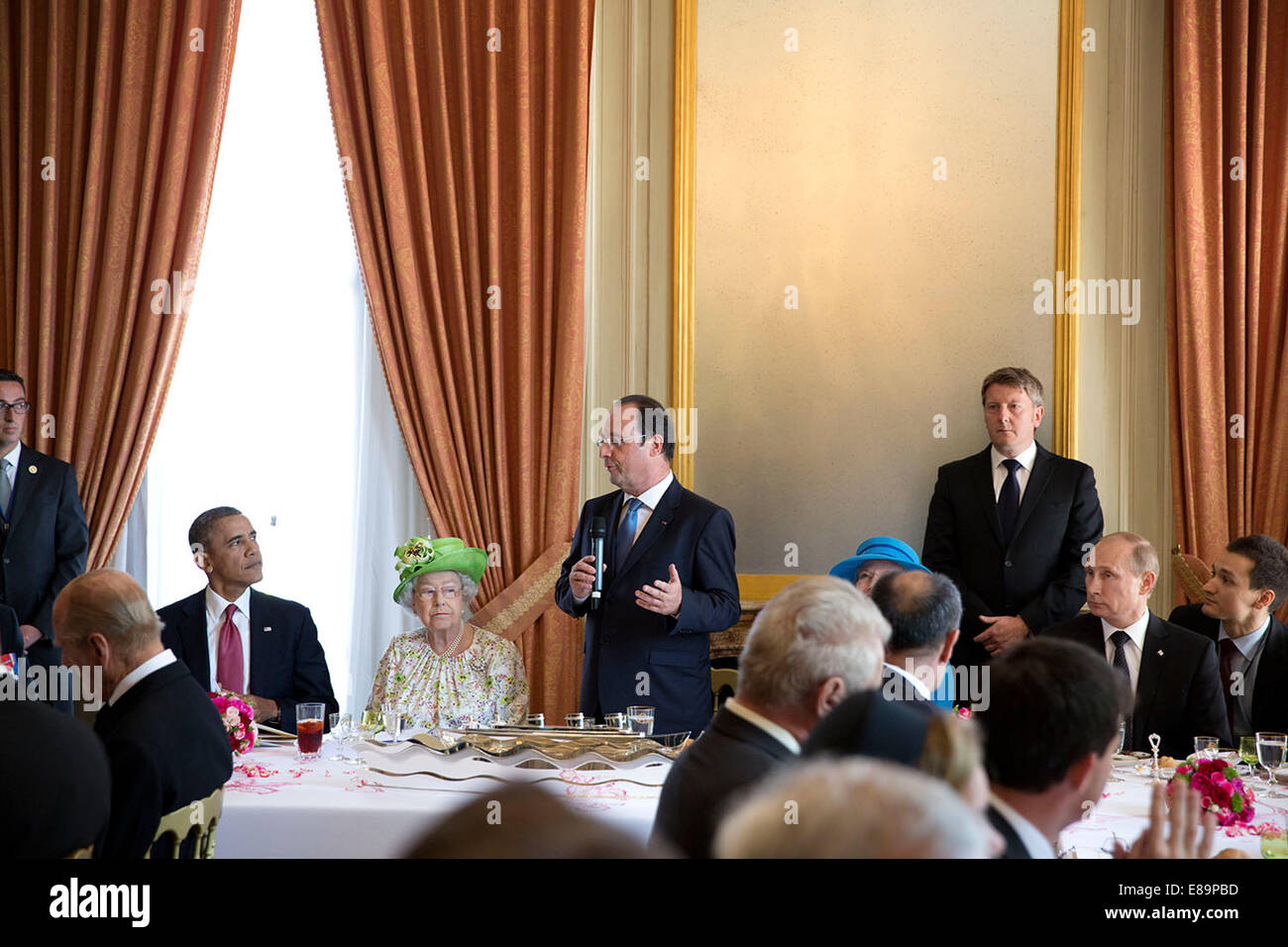 Presidente Franois Hollande di Francia parla durante un pranzo per commemorare il settantesimo anniversario del D-Day, a Ch‰teau de BŽnouville in Normandia, Francia, giugno 6, 2014. Seduti da sinistra sono: il Presidente Barack Obama e la Regina Elisabetta II del Regno Unito, Q Foto Stock