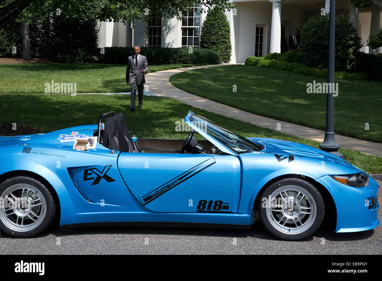 Il presidente Barack Obama cammina verso un biodiesel auto, uno dei presenta in corrispondenza della prima casa bianca Maker Faire sul South Lawn Foto Stock