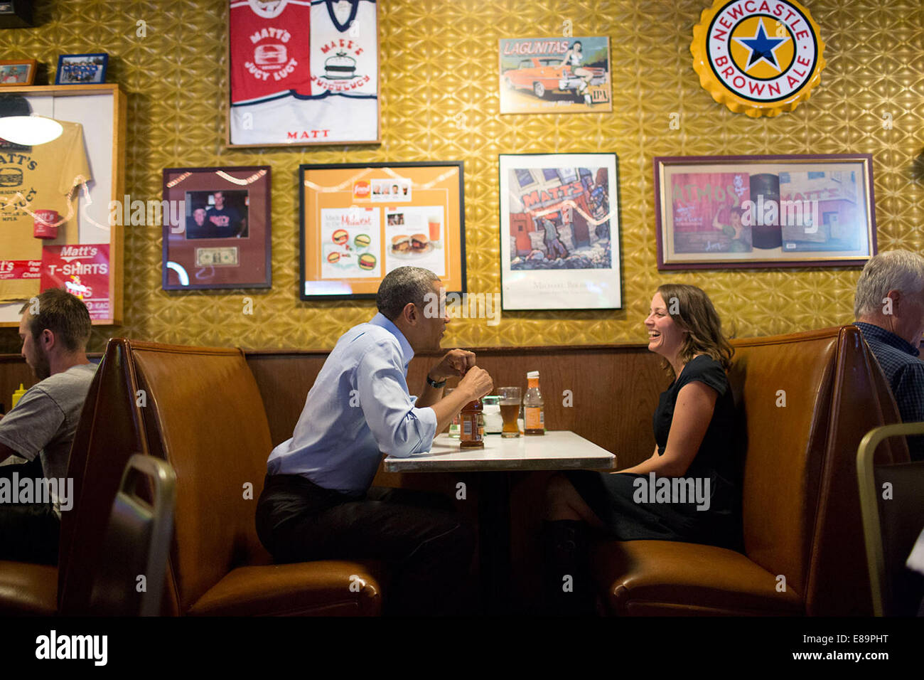 Il presidente Barack Obama ha il pranzo con Rebecca Erler a Matt's Bar di Minneapolis, Minn., 26 giugno 2014. Erler è un 36-anno-vecchio moglie e madre di due pre-scuola di età compresa tra i ragazzi che avevano scritto al Presidente una lettera sulle difficoltà economiche. Foto Stock