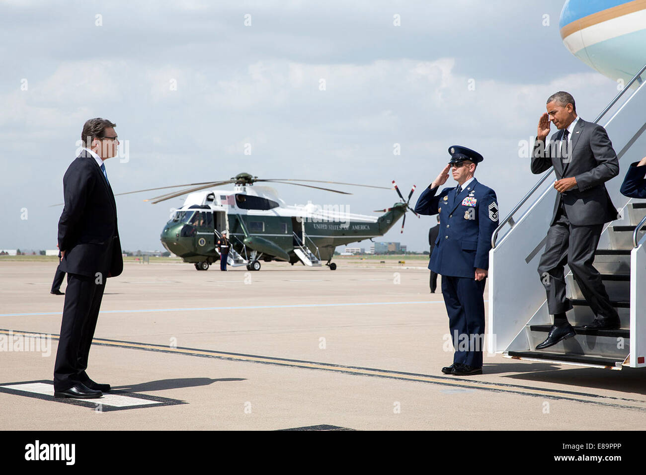 Il presidente Barack Obama saluta un Air Force Stati come egli approda Air Force One per salutare Gov. Rick Perry, R-Texas, all'arrivo all'Aeroporto Internazionale Dallas/Fort Worth, Texas, Luglio 9, 2014. Foto Stock