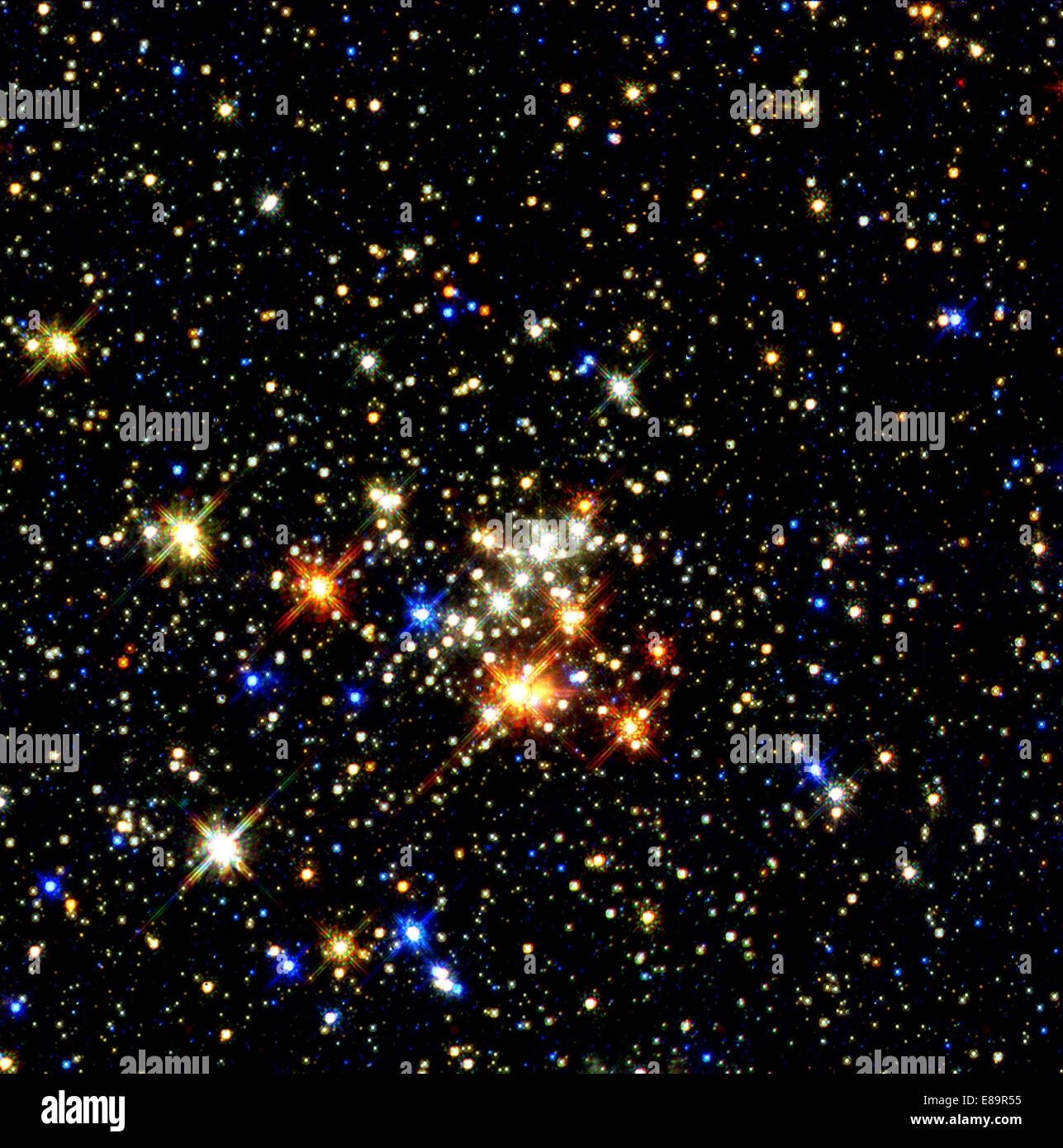 Penetrando 25.000 anni-luce di oscurare la polvere e una miriade di stelle, NASA il telescopio spaziale Hubble ha fornito la vista più chiara Foto Stock