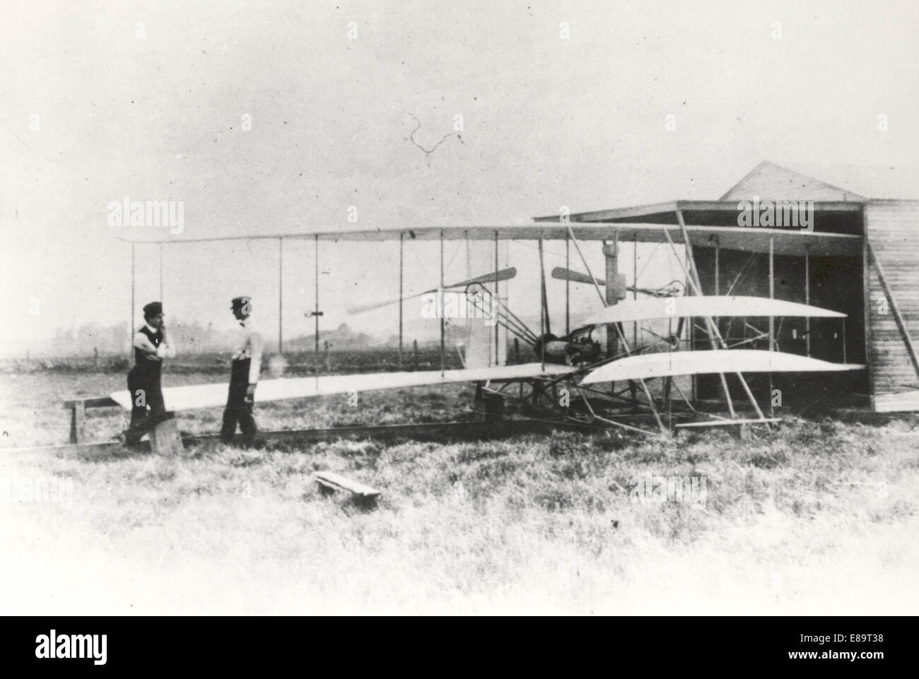(1 maggio 1904) Wilbur ed Orville Wright con il Flyer II a Huffman Prairie, al di fuori degli accordi di Dayton, Ohio, il 1 maggio 1904. Il Wrights aveva un molto più difficile momento di verifica dei loro aeromobili a Huffman Prairie rispetto a Kill Devil Hills, North Carolina, a causa della mancanza di forti venti. Per raggiungere artificialmente la necessaria velocità del vento di 27 miglia per ora, i fratelli ha inventato una catapulta che ha fornito la velocità extra necessari per diventare airborne. Il 7 settembre 1904, la Wrights testato il primo catapulta ed è stato un successo, dando il Flyer II una spinta per fare mezzo miglio i voli di lunga durata. Immagine # : wrightflyer- Foto Stock