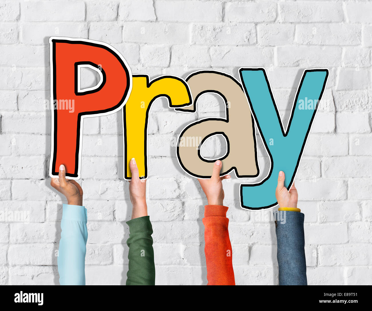 Gruppo di diverse persone con le mani in mano azienda pregare Foto Stock