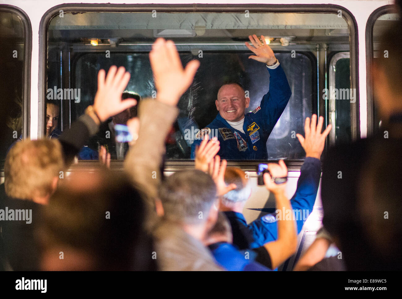 L'ingegnere di volo Barry Wilmore della NASA saluta la sua famiglia e i suoi amici al Cosmonaut Hotel di Baikonur, Kazakistan, prima di partire per la stazione spaziale Internazionale per la spedizione 41. Foto Stock