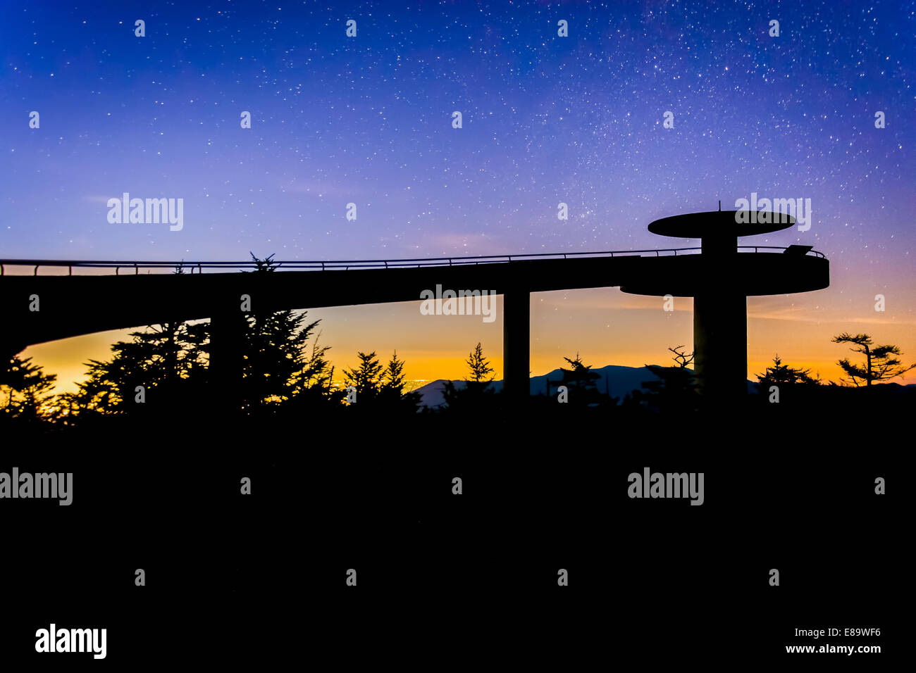 Le stelle nel cielo notturno su Clingman Cupola della torre di osservazione nel Parco Nazionale di Great Smoky Mountains, Tennessee. Foto Stock