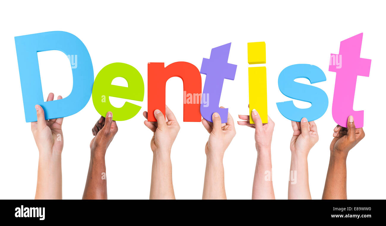 Diverse mani tenendo la parola dentista Foto Stock