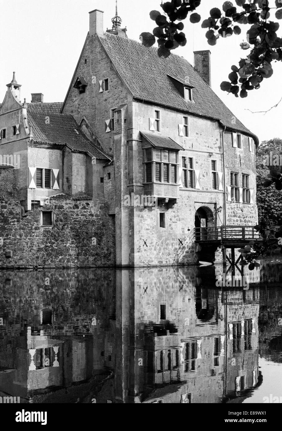 Negli anni settanta, D-Luedinghausen, Stever, Muensterland, Renania settentrionale-Vestfalia, NRW, Vischering Castello, moated il castello, Castello dei Cavalieri, Medioevo, museo Muensterland, riflessione Foto Stock