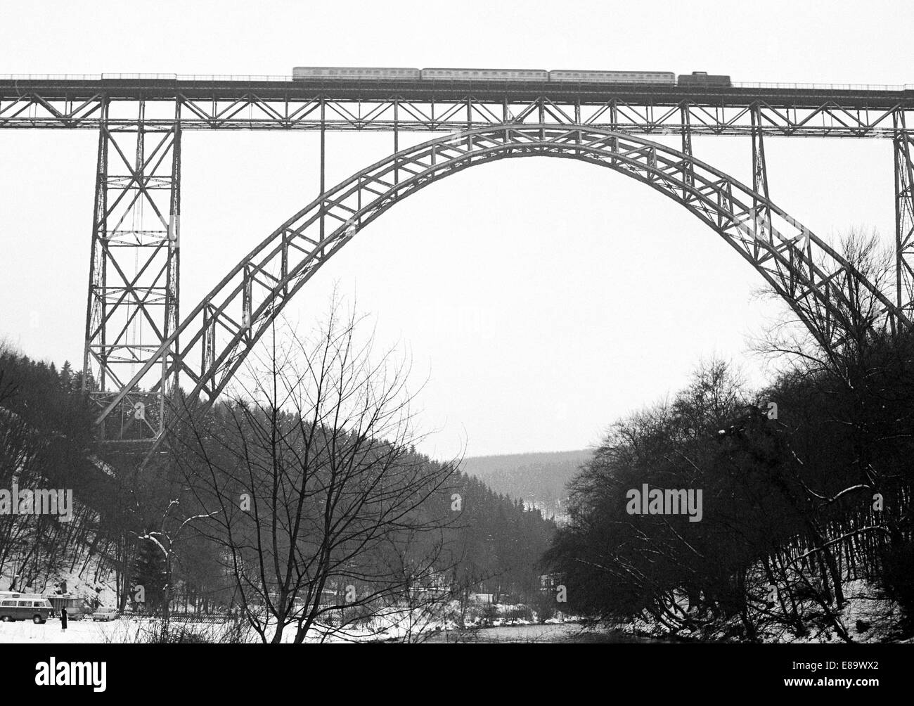 Negli anni settanta, D-Remscheid, D-Solingen, Wupper, Bergisches Land, Renania, Renania settentrionale-Vestfalia, NRW, Muengsten ponte, ponte Wupper, Wupper valle vicino a ponte Muengsten, ponte arcuato, ponte ferroviario tra Solingen e Remscheid, Bridge Park Muengsten Foto Stock