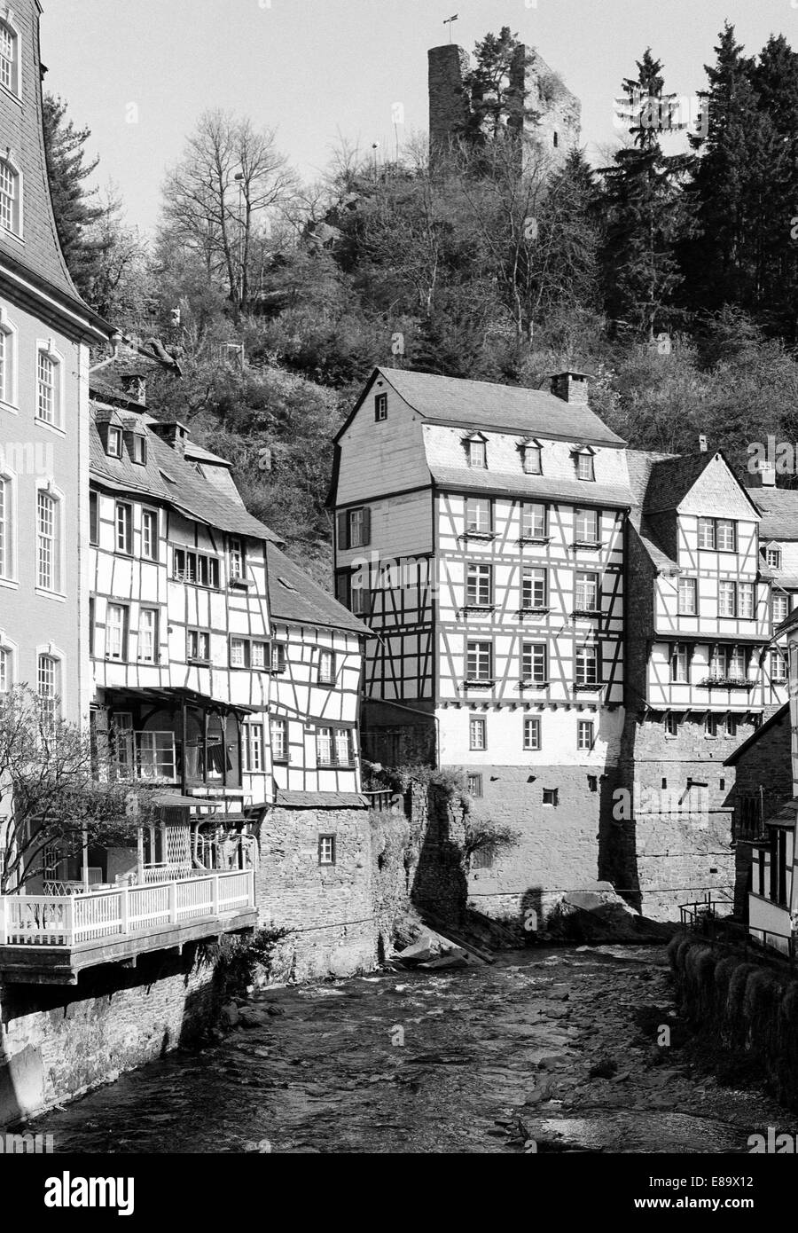 Achtziger Jahre, Rurpromenade, Fachwerkhaeuser und Wehrturm Haller in Monschau, Naturpark Hohes Venn Eifel, Renania settentrionale-Vestfalia Foto Stock