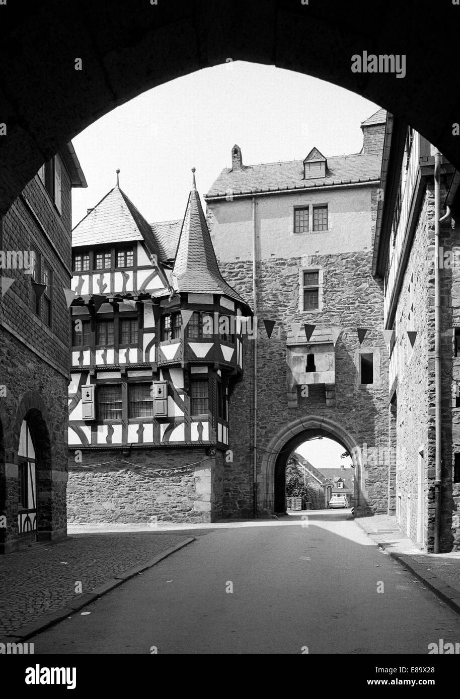 Achtziger Jahre, Grabentor von Schloss Burg in Solingen-Burg an der Wupper, Naturpark Bergisches Land, la Renania settentrionale-Vestfalia Foto Stock